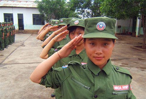 实拍缅甸果敢华人女兵,她们说的也是普通话|女兵|缅甸|华人_新浪新闻