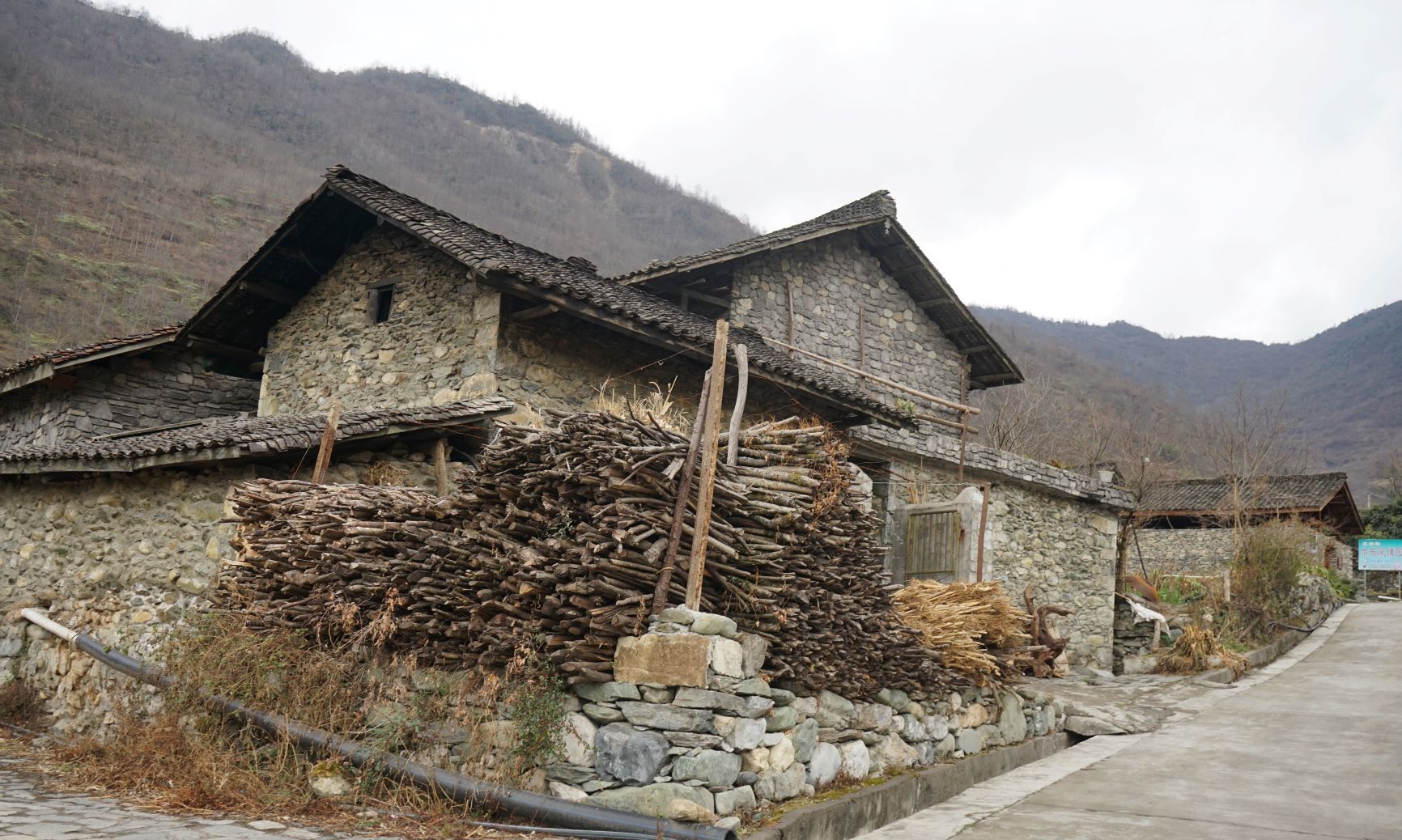 神秘的尔苏藏族，生活在海拨1000米深山，每年秋天过新年