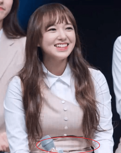 大家看到后面程潇跳舞的照片后发现,又一次发现程潇的大腿原来这么胖