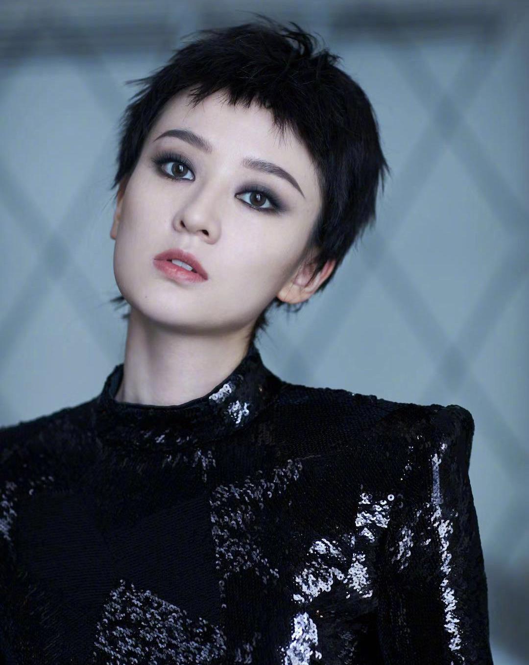 孟美岐和乔欣,同是烟熏妆造型看秀,一个惊艳一个却尴尬了?