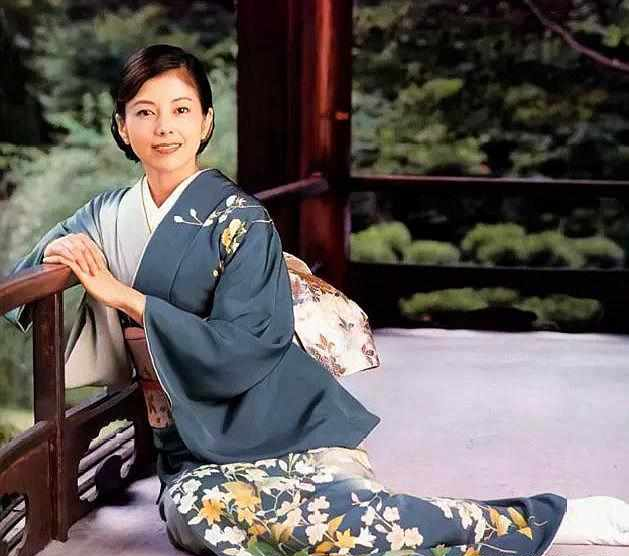 泽口靖子饰演的李香兰成长在中国,后来还把中国歌和文化带回了日本.