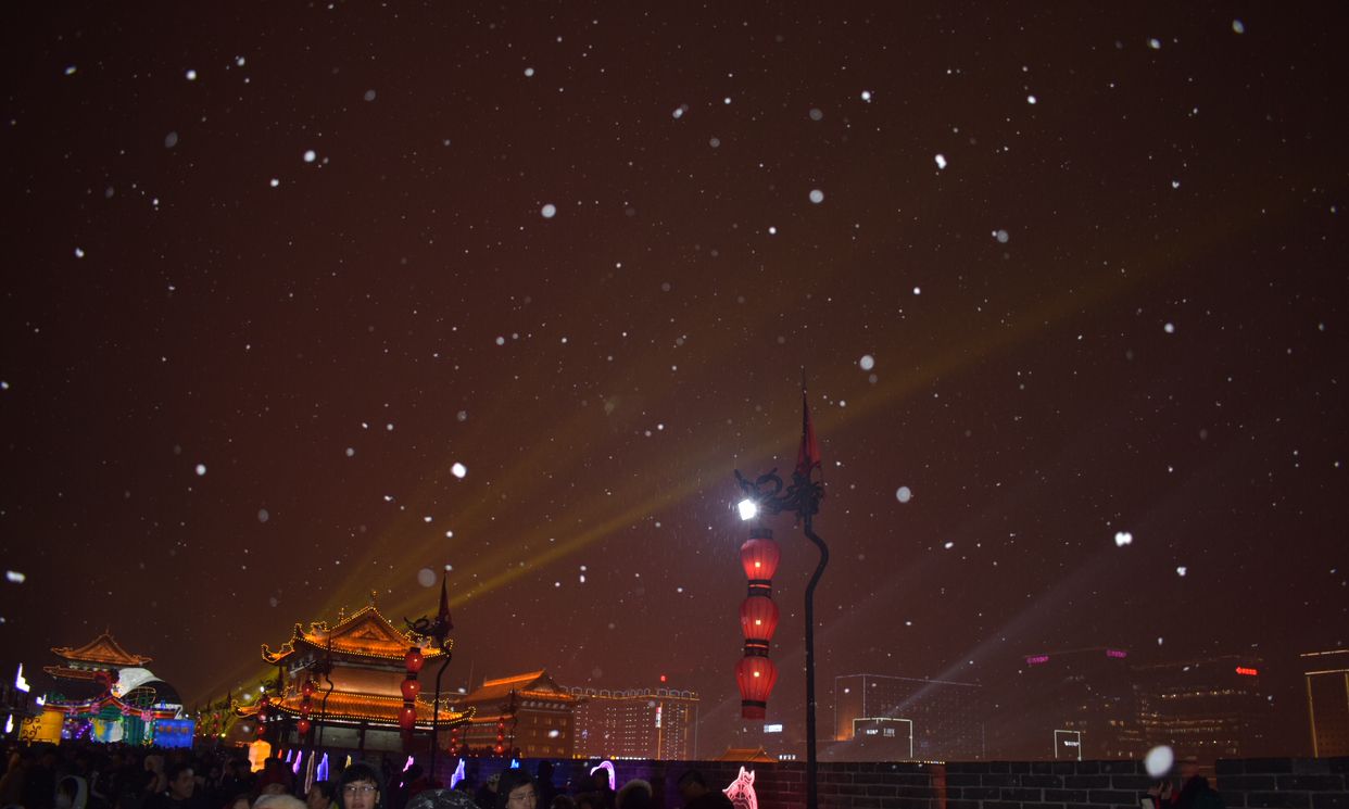 虽然下起了大雪,但游览的游客络绎不绝.雪中的长安城更美了.