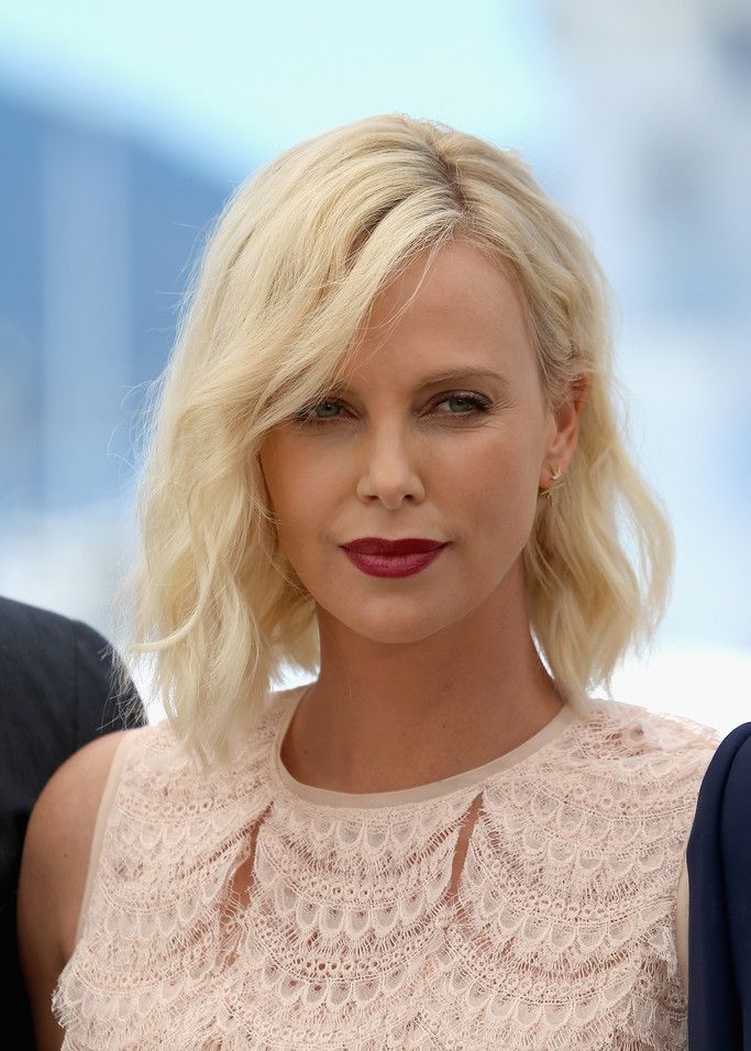 南非美女查理兹塞隆:粉红迷你裙,散发甜蜜气息