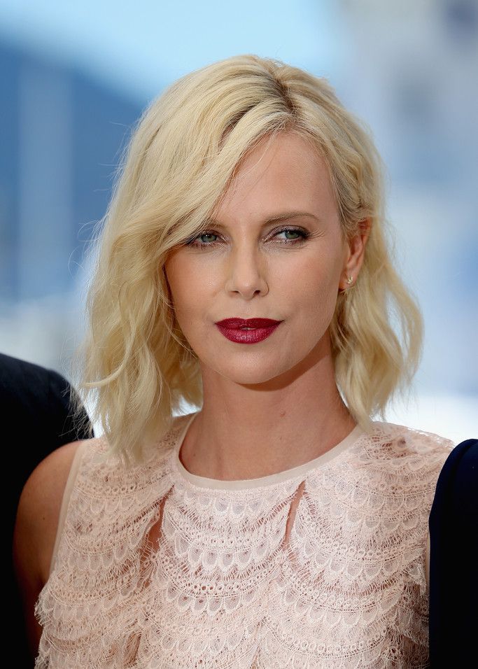 南非美女查理兹塞隆:粉红迷你裙,散发甜蜜气息