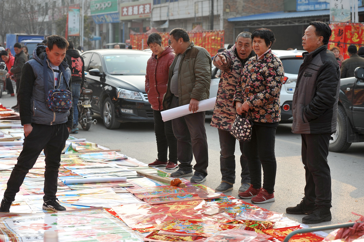 1月26日是山西永济蒲州镇的集市日,随着春节越来越近,集市上摆摊卖货