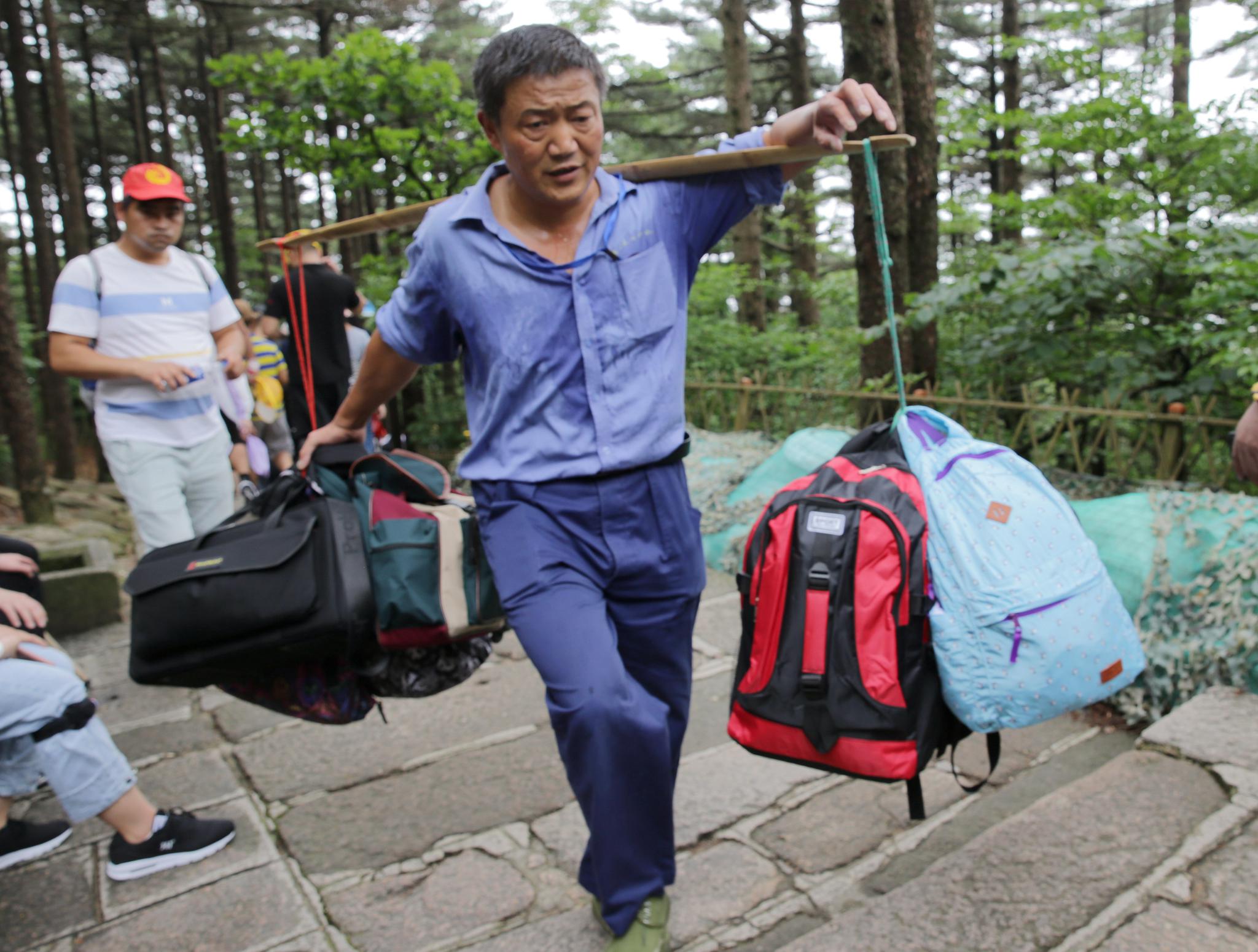 山间暑日是苦夏,衣湿周身汗煮茶——可敬的黄山挑夫|挑夫|黄山|歇脚_新浪新闻