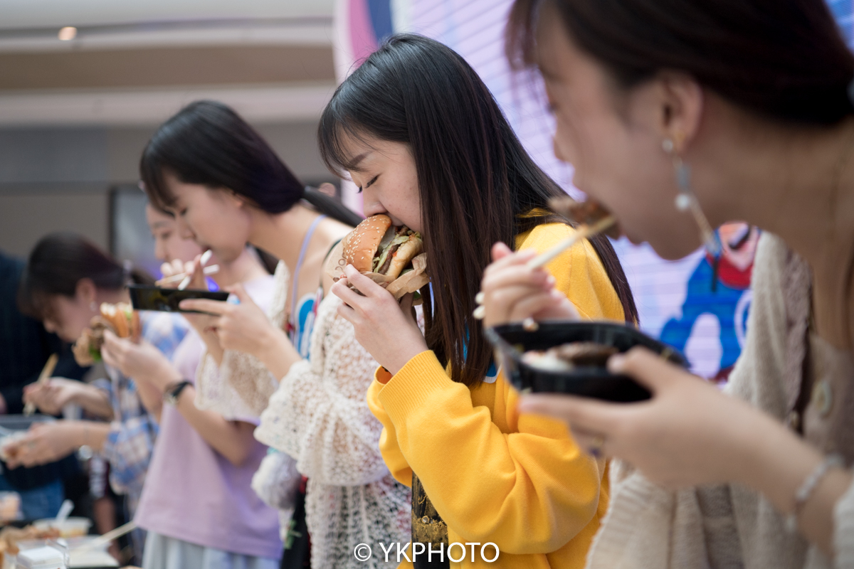 这场美女挑战美食大赛,让许多男孩认清了漂亮女友的"吃货"本色