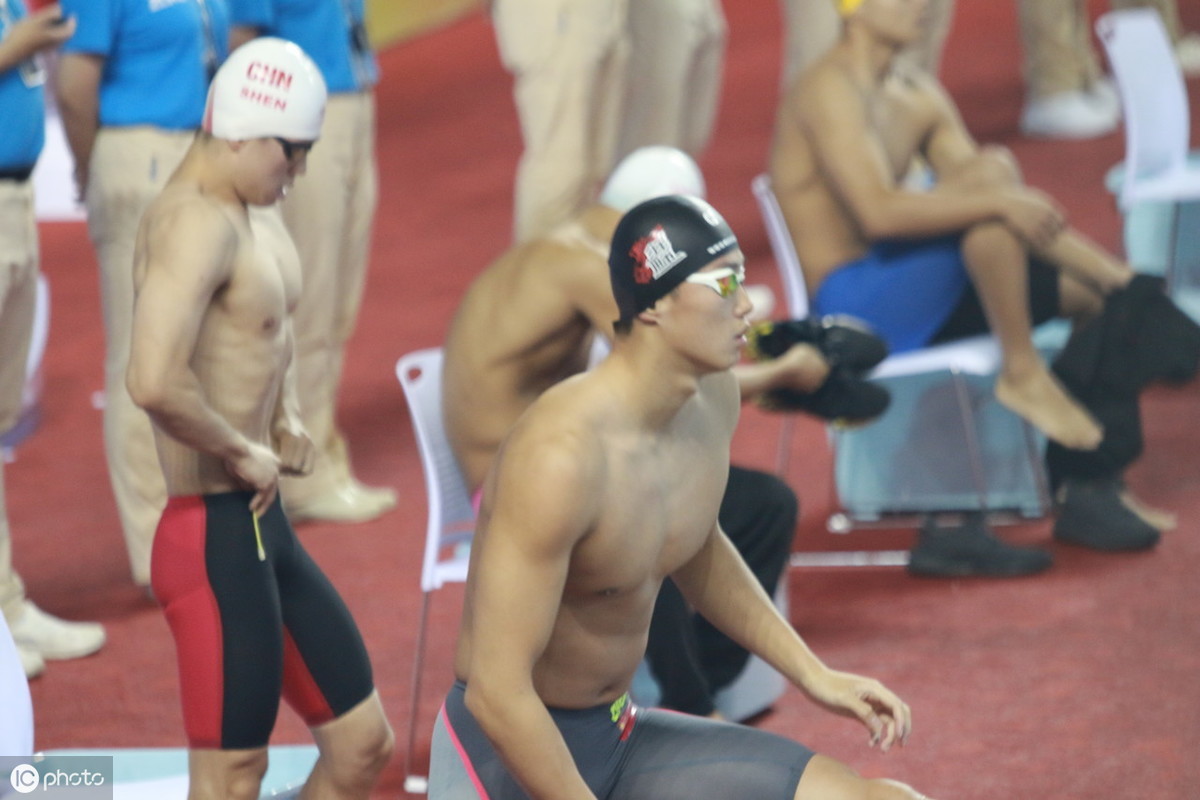 腹肌消失啦?汪顺出战游泳接力赛,放松状态下露出大肚腩