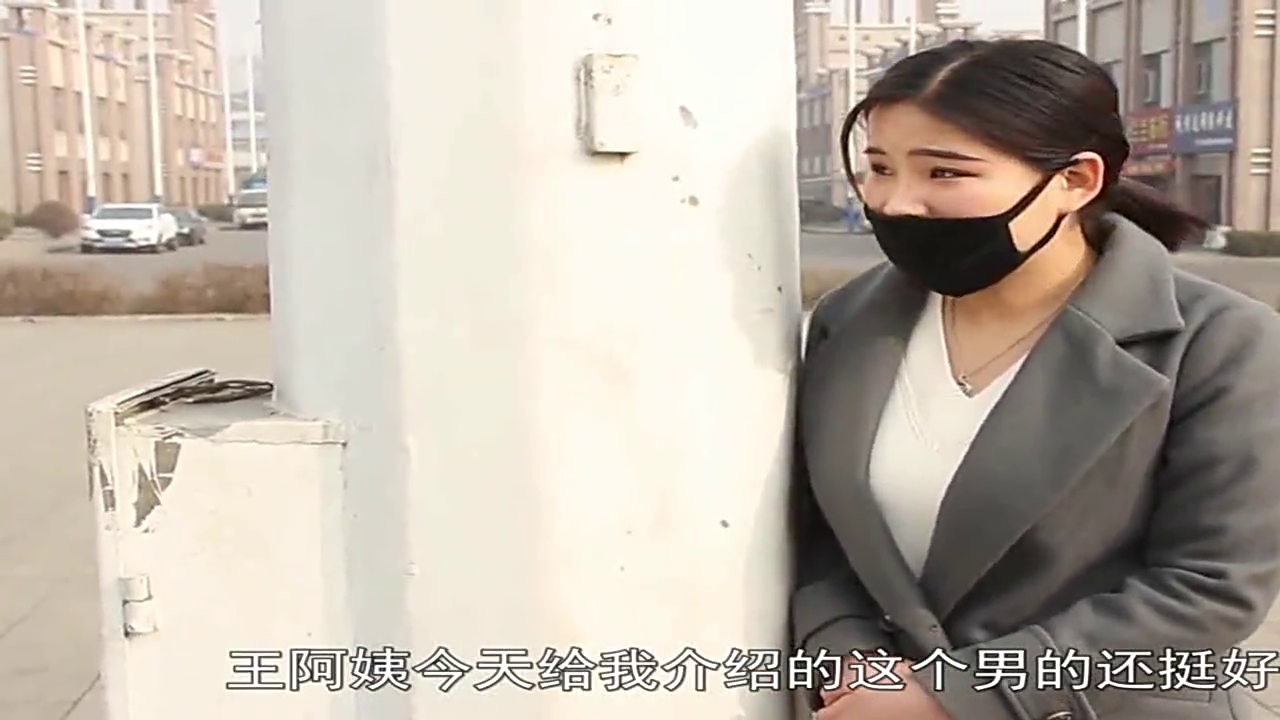 美女用杀猪刀给小伙刮胡子,小伙都快吓死了,美女依然不放弃