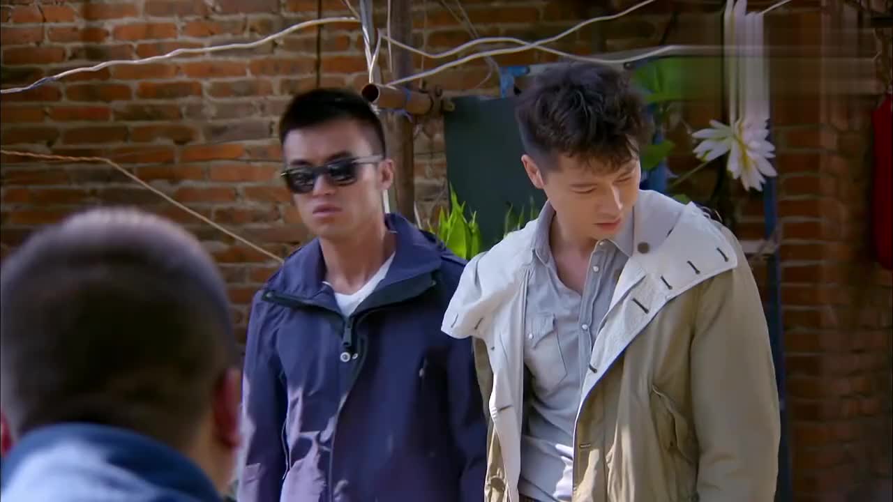 小伙脾气太火爆跟兄弟拌几句嘴照头就是一酒瓶兄弟满头血