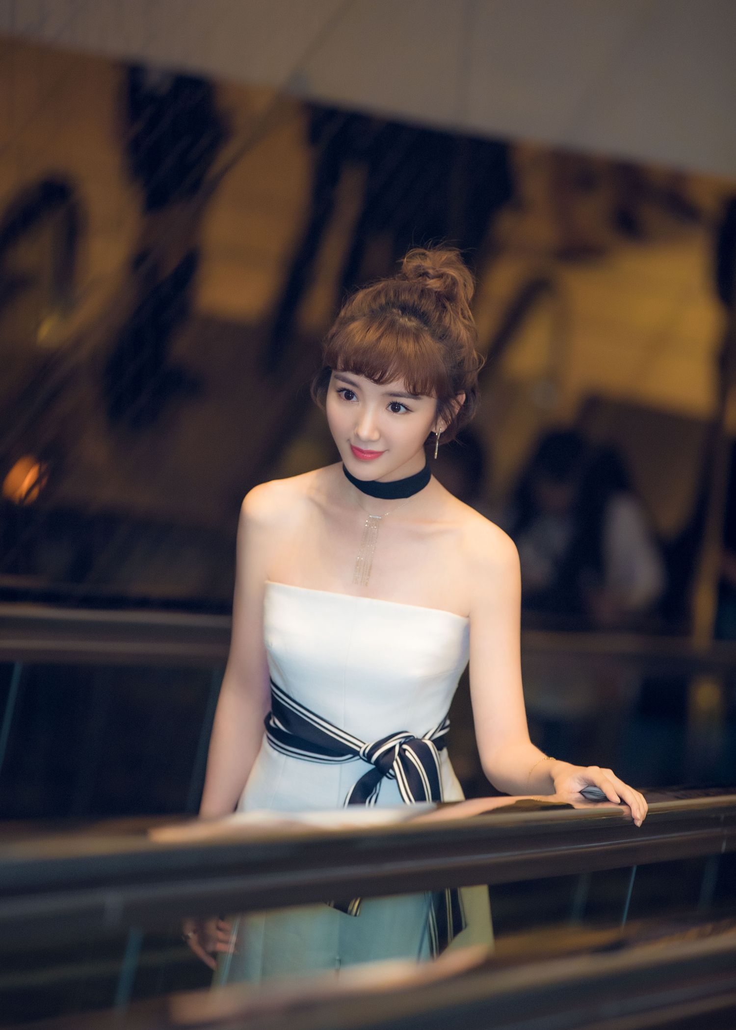 毛晓彤身穿白色抹胸长裙尽显女性魅力颇有女神范儿