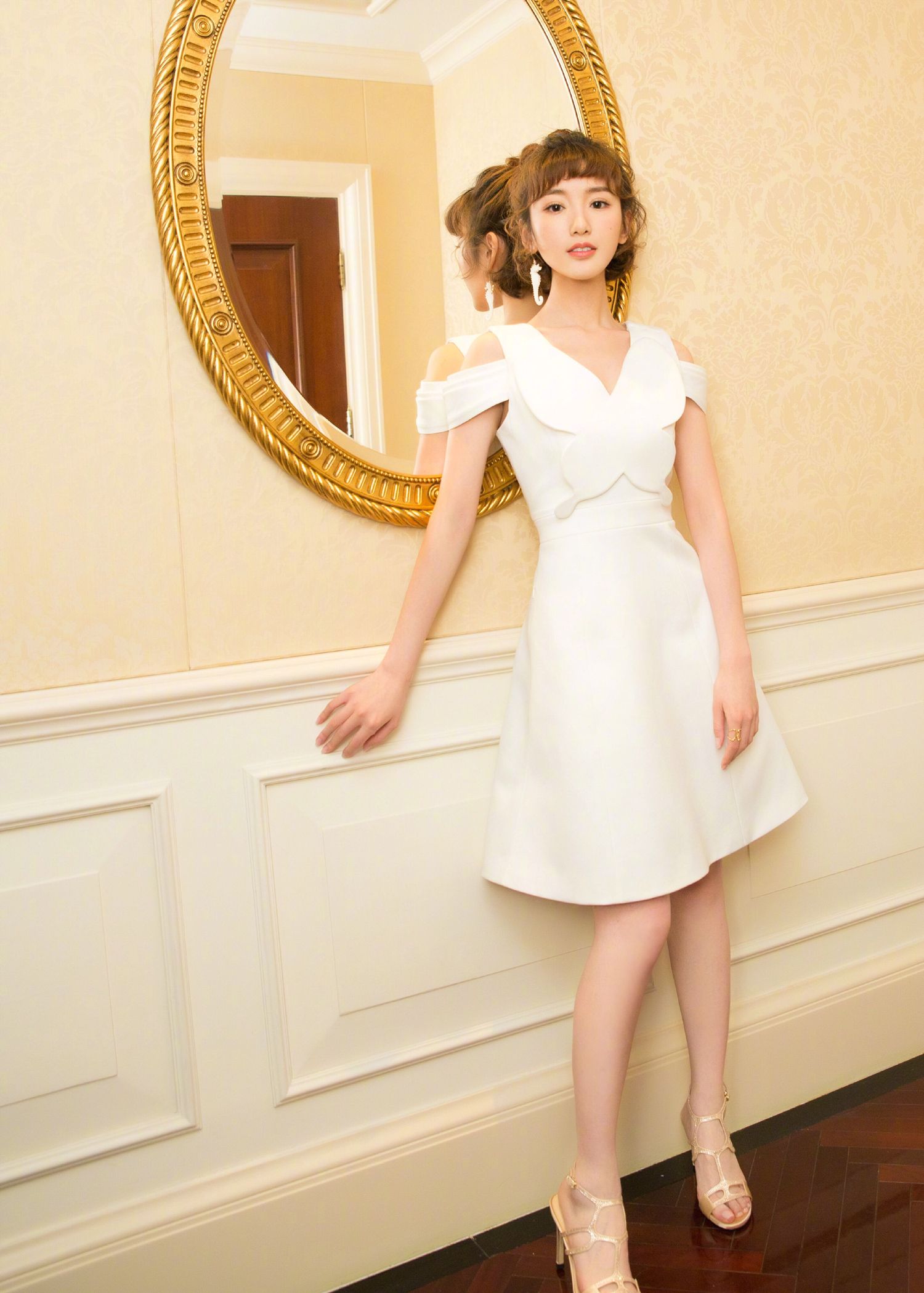 毛晓彤身穿白色抹胸长裙尽显女性魅力颇有女神范儿