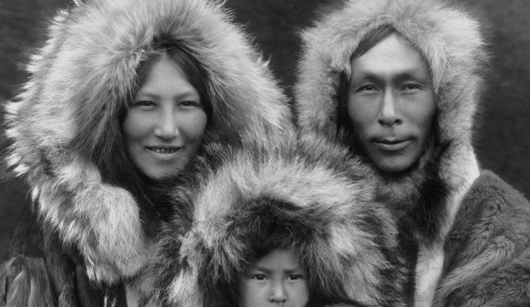 因纽特人又叫爱斯基摩人,他们是地地道道的黄种人,几千年前,人类最后