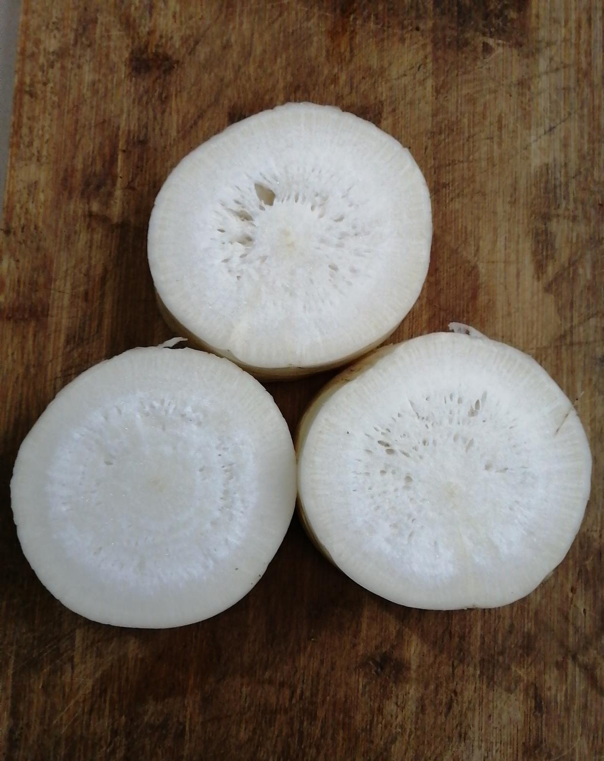 最好是带点半糠心的,一般经过霜降后的白萝卜都会带点糠心,但是口感更