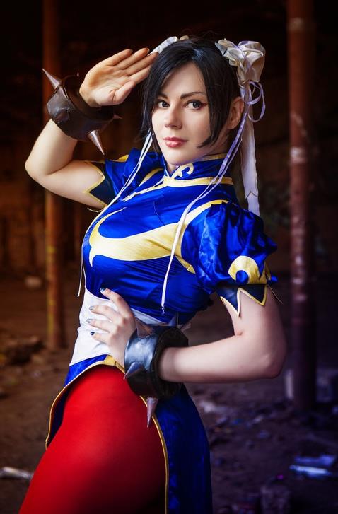 街头霸王cos网友天气那么冷了吗连春丽都穿上秋裤了