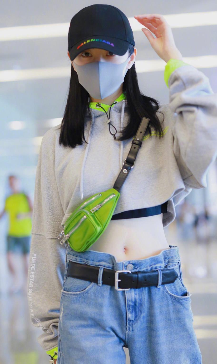 31岁景甜分手后越来越性感穿露脐装走机场这身材女星里罕见