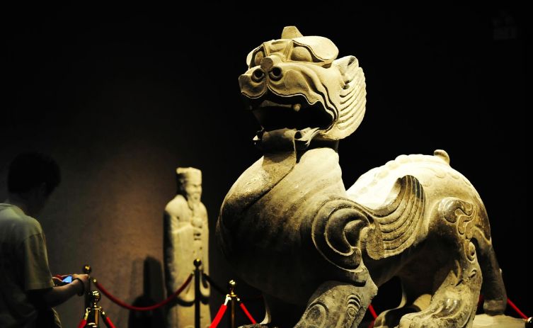 博物馆镇馆之宝图2用翡翠雕刻的翠玉白菜图3为越王勾践剑