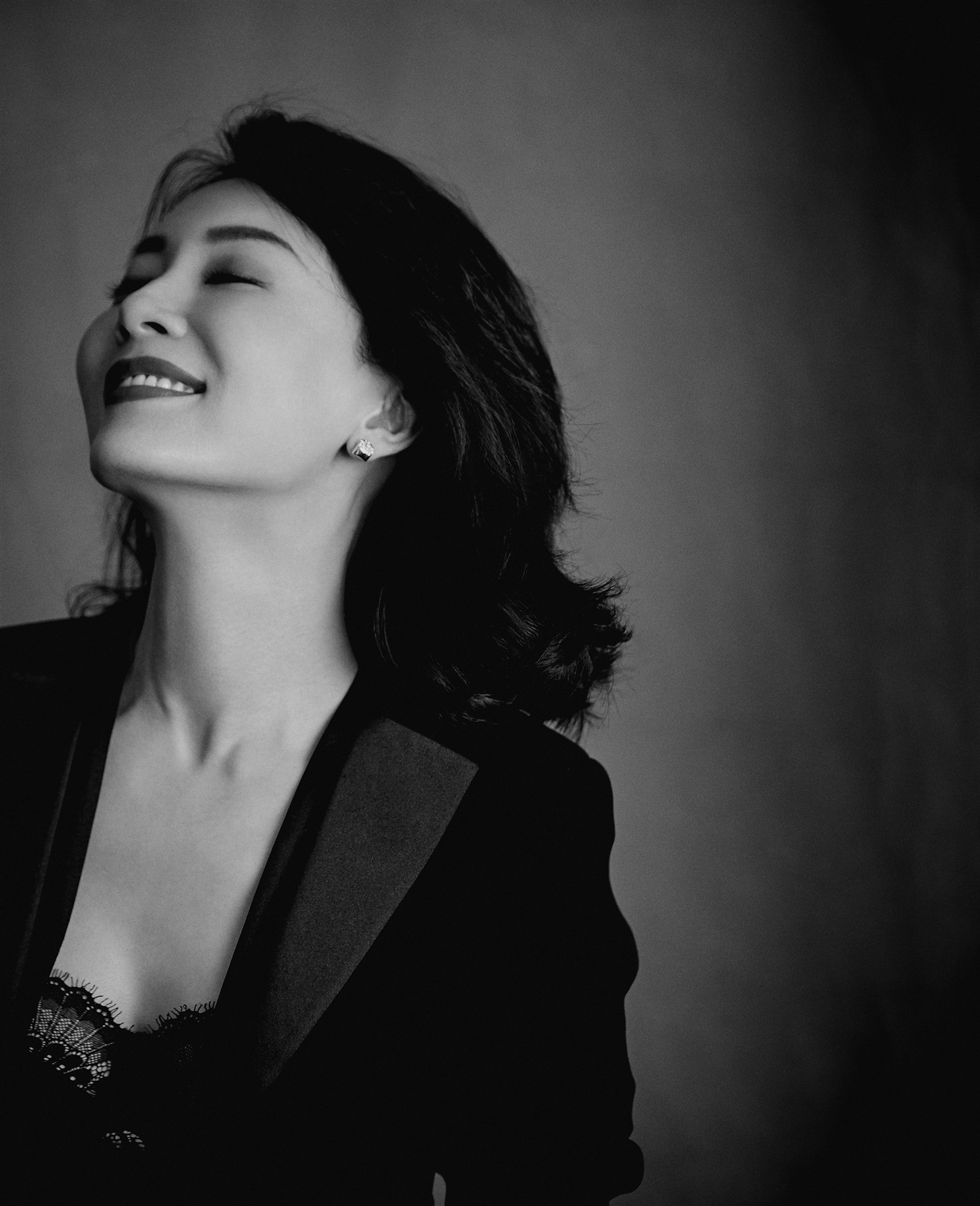陈数黑白写真曝光优雅率性尽显大女人成熟魅力