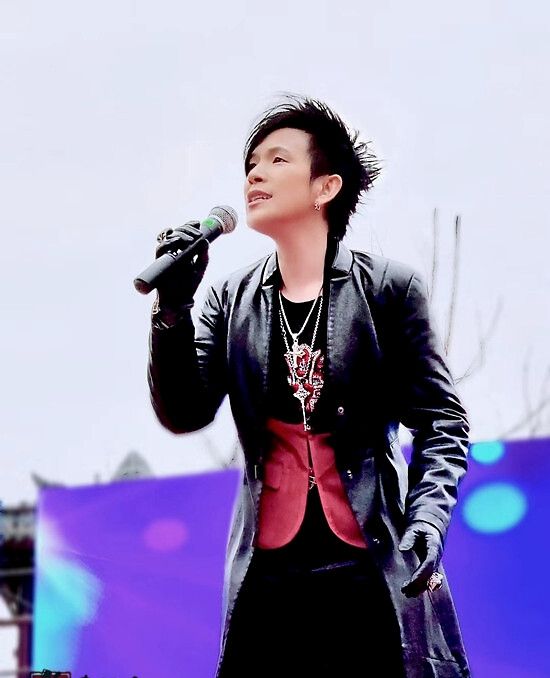 组图:51岁歌手潘美辰近照曝光 中性风格依旧摇滚范十足_高清图集_新浪