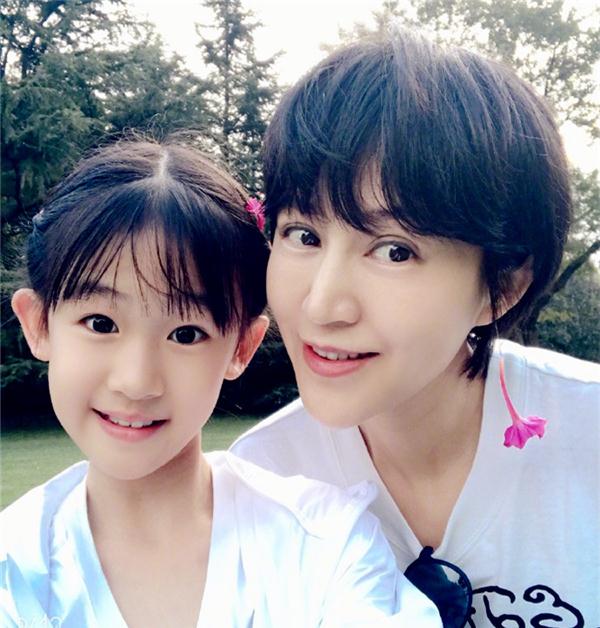 继黄磊女儿后,陆毅女儿也戴耳环了,比多多3万块的耳环更"贵"