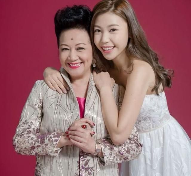 除了有jackson跟zoe两夫妻的合照外,薛家燕这个准婆婆跟po出跟儿媳妇