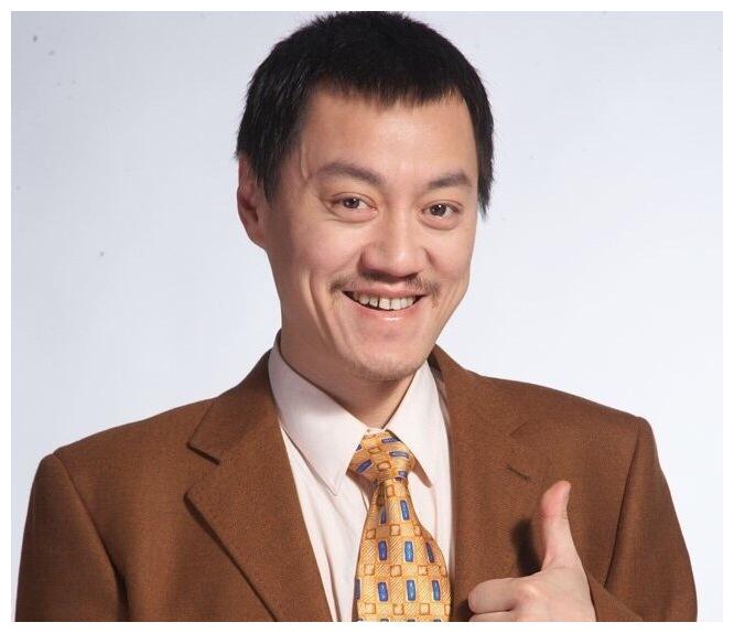 他是黄渤的恩人,北大的学霸,如今已结婚,生活过的幸福美满