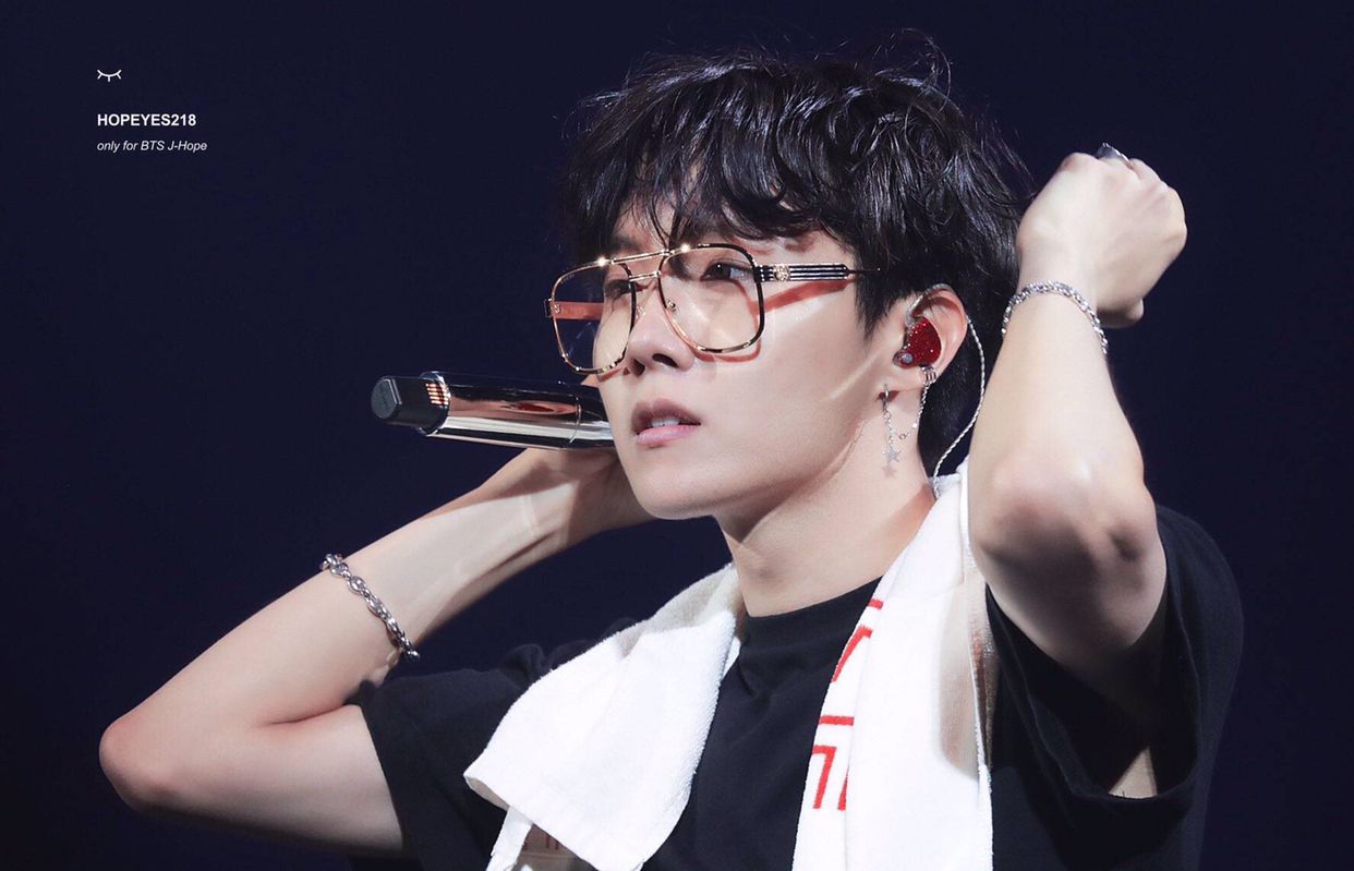 这位戴眼镜的帅哥是我们郑先生!