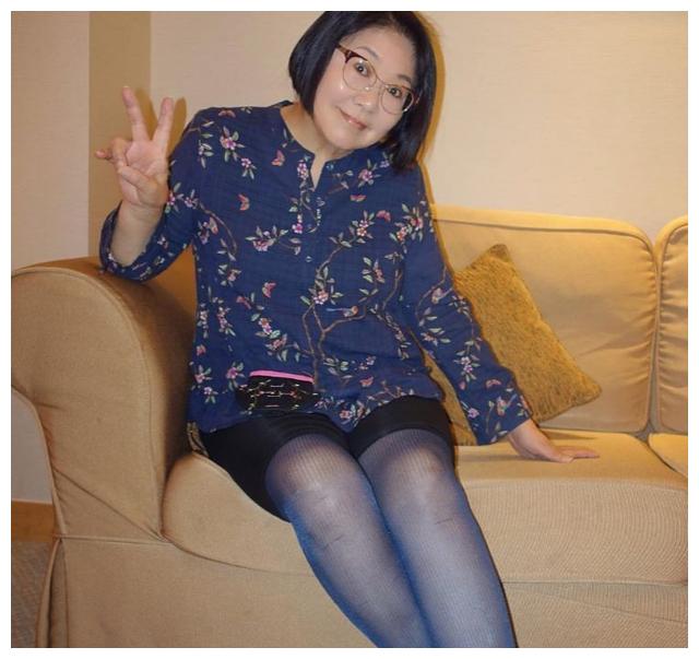 tvb女艺人大晒黑丝袜长腿,68岁仍如少女心爆发|网民|糖果|李司棋_新浪