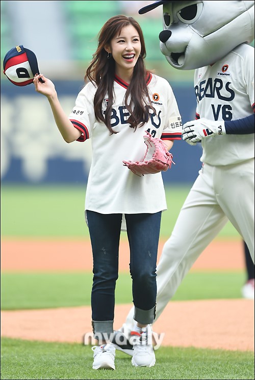 正文     当地时间2019年6月9日下午,韩国女歌手全孝盛在首尔蚕室棒球