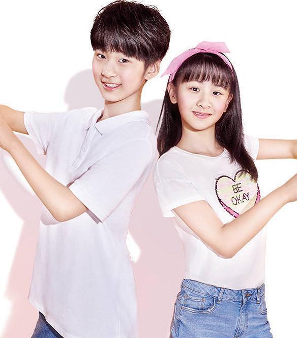 天天与王诗龄合影,脸上笑容好似被迫营业,与森碟合影却截然不同