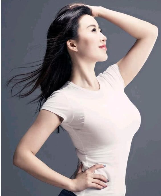 蒋娉婷解锁牛仔裤新时尚,因刘强东上热搜,网友:秀出时髦新高度__财经