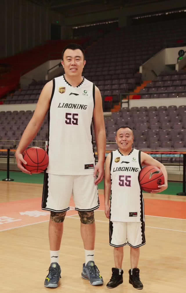 最萌身高差!韩德君与潘长江合拍,难以想象和姚明是什么样子