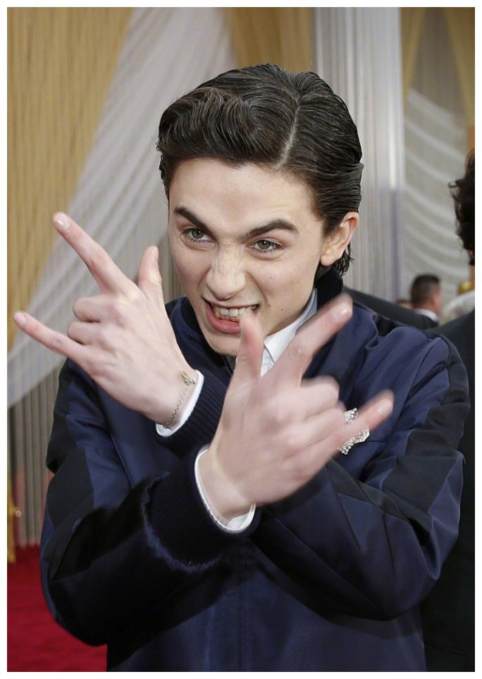 24岁甜茶表情包来袭,穿深蓝色套装,笑容又软又甜