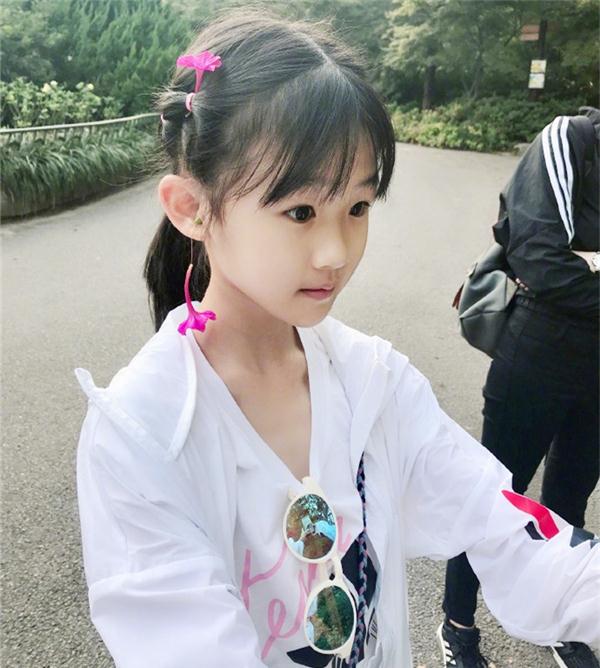 继黄磊女儿后,陆毅女儿也戴耳环了,比多多3万块的耳环更"贵"