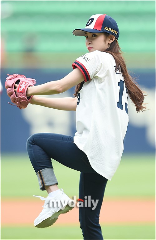 正文     当地时间2019年6月9日下午,韩国女歌手全孝盛在首尔蚕室棒球