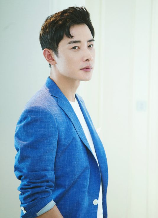 唐嫣有福了罗晋写真照片流出身穿蓝色西服大叔成小鲜肉