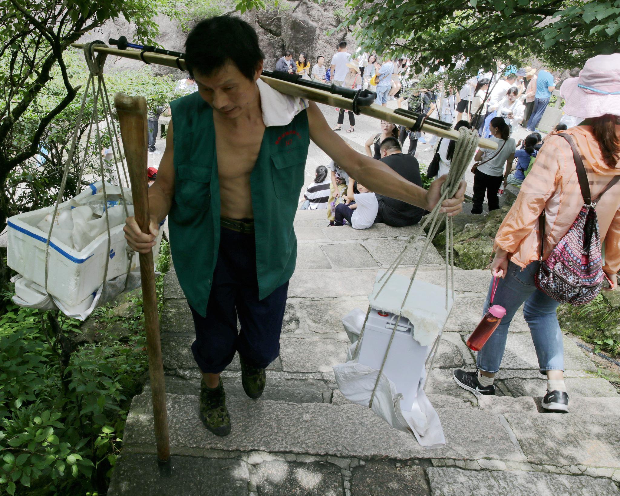 山间暑日是苦夏,衣湿周身汗煮茶——可敬的黄山挑夫|挑夫|黄山|歇脚_新浪新闻