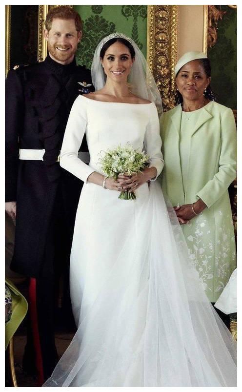 哈里王子与梅根官方结婚照出炉夏洛特公主与乔治表情神同步抢摬