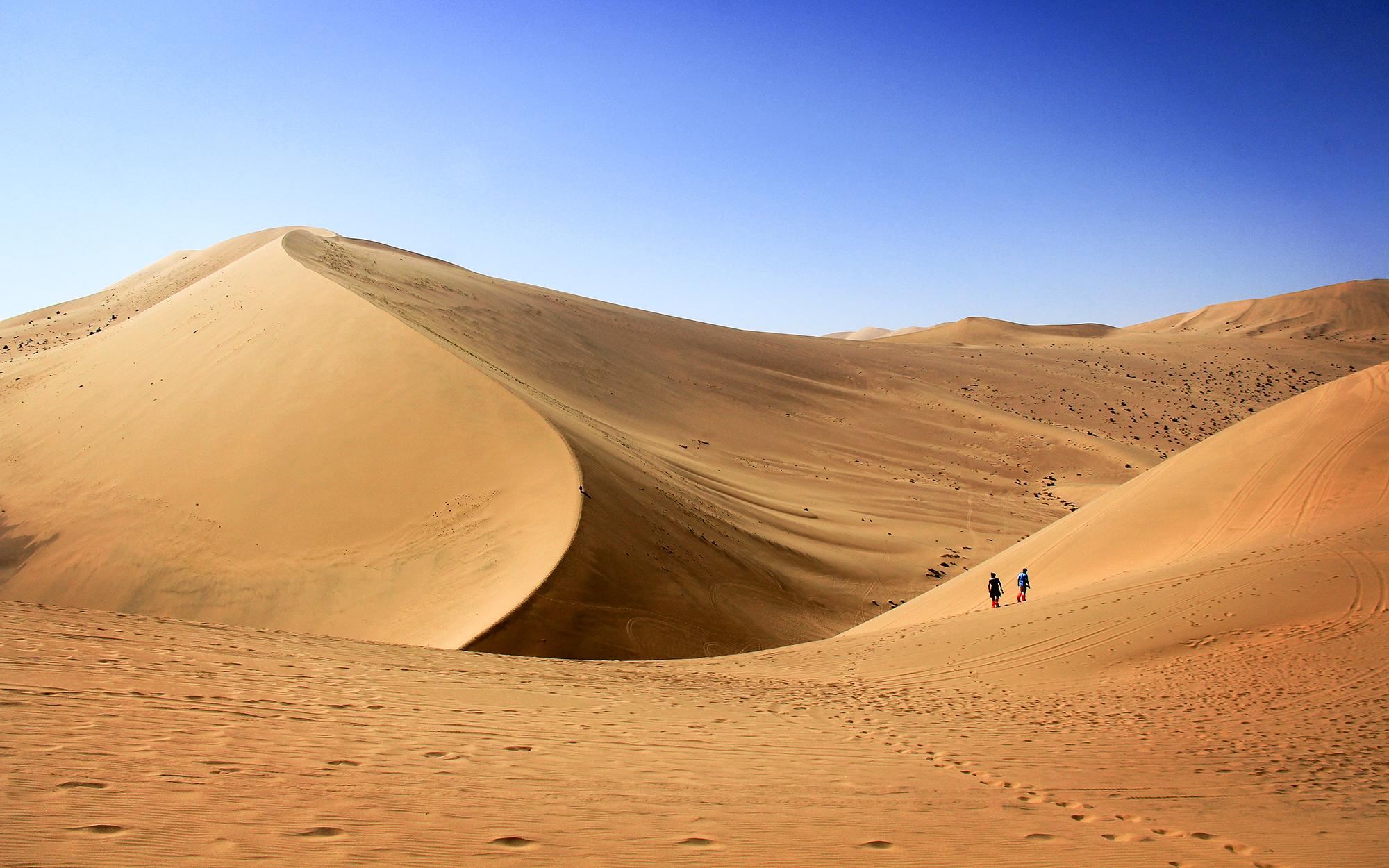 敦煌鸣沙山:茫茫黄沙思悠悠_高清图集_新浪网