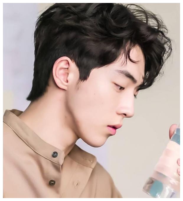 看了南柱赫这些照片才知道,他最帅的是黄金比例的侧颜