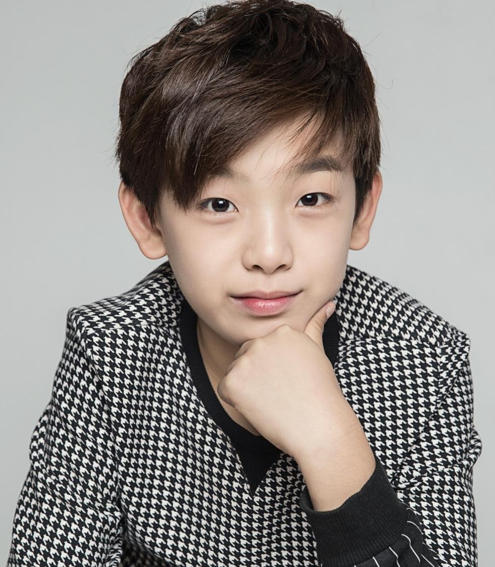 《三生三世》中的小童星现状: 黄天崎阳光帅气, 而她萌态十足!