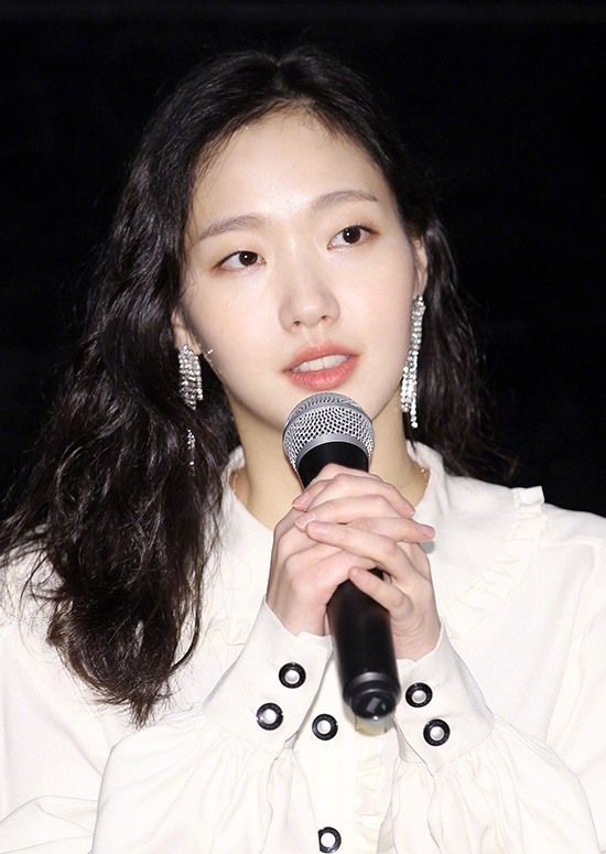 韩星金高银复古风白衬衫搭配宽松牛仔裤亮相电影边山活动