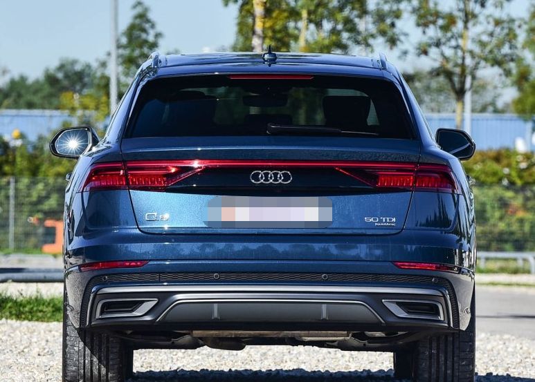 奥迪q82018款,惹人注目的外观,车身线条非常流畅