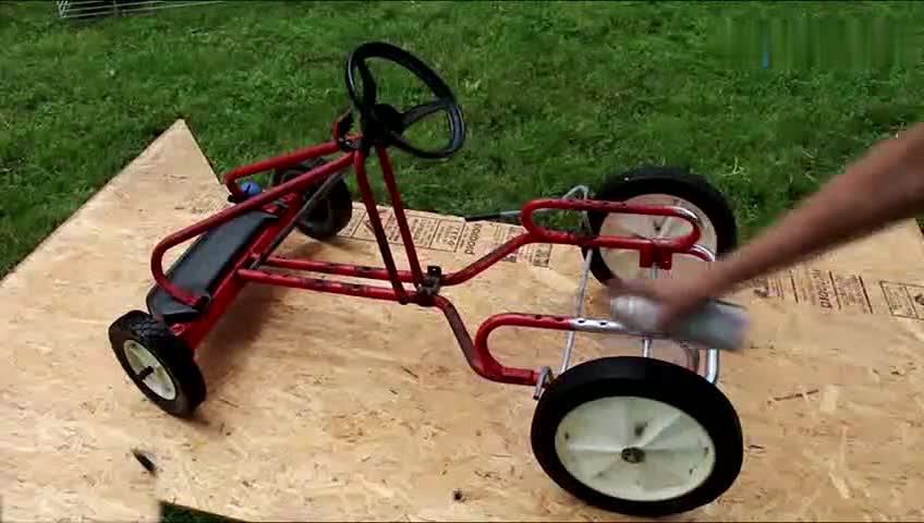 diy结构简单的缩小版电动四轮钢管车