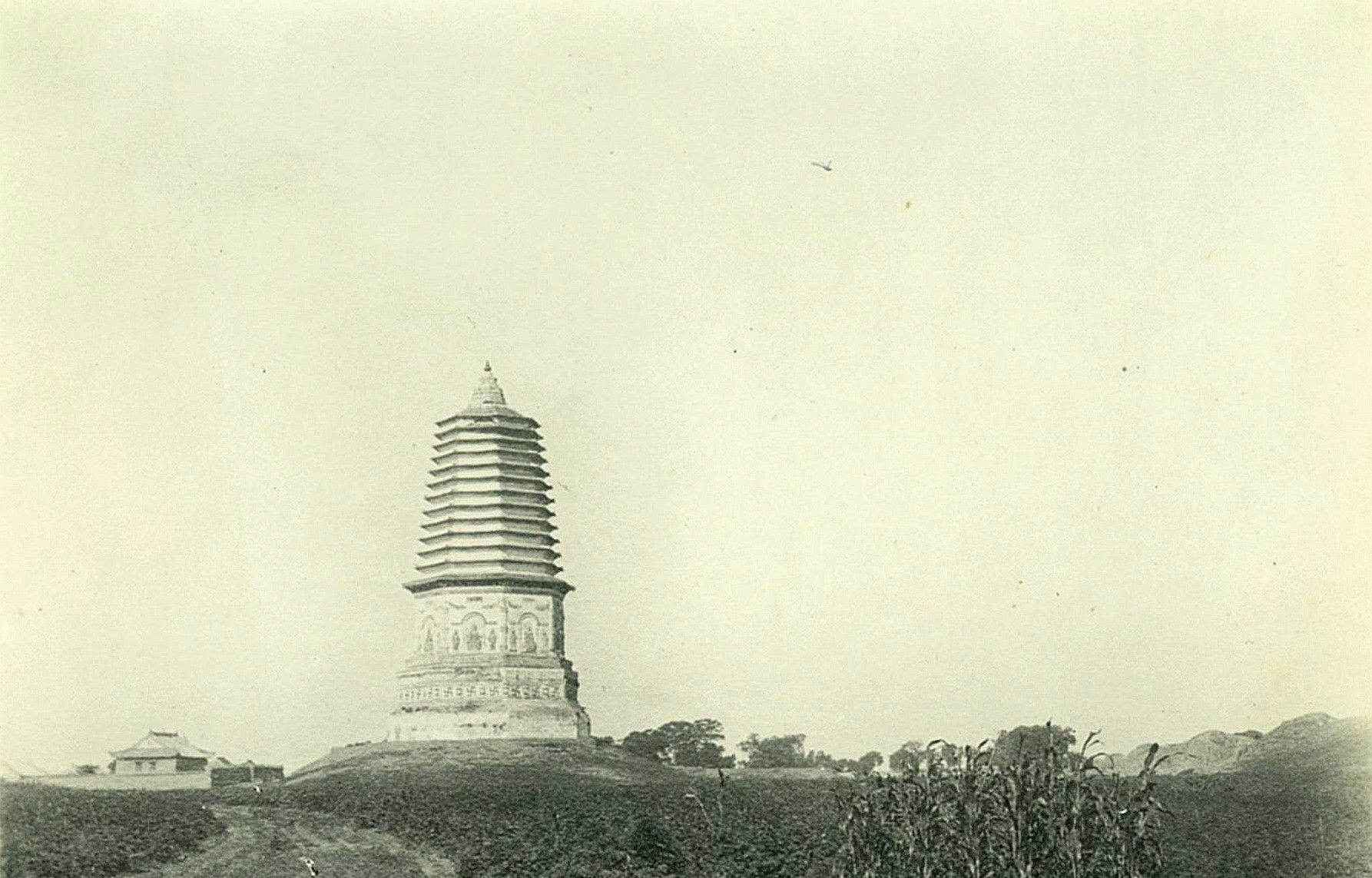 大明塔,始建于辽代,是辽塔里典型的代表作,在内城阳德门外东南,塔