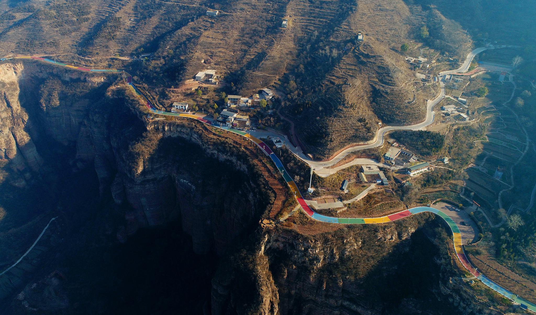 太行山上的绝美天路道路崎岖却令人向往