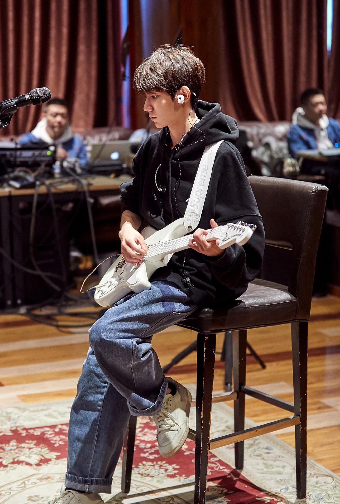 王源帅气吉他照眉眼间的认真诠释了那个积极向上的少年