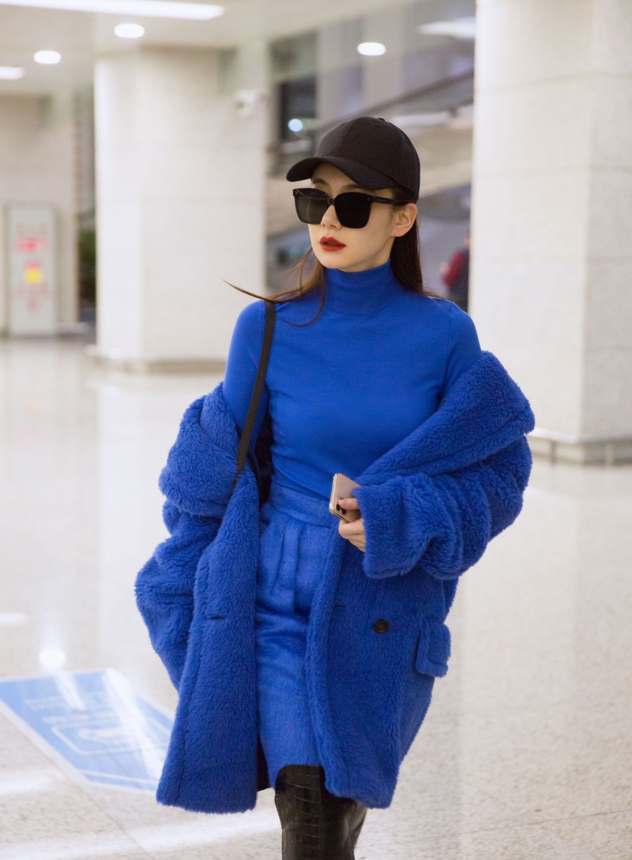 戚薇走机场,蓝色高领毛衫外搭蓝色大衣,简单干净又文艺