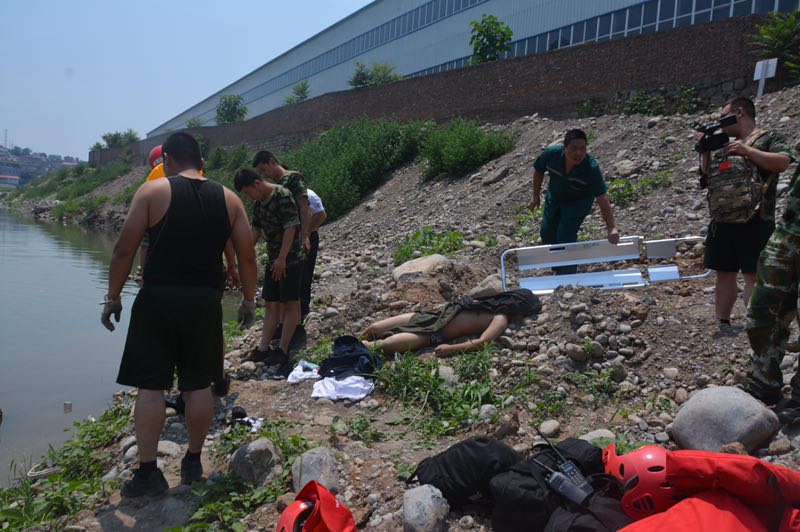笔者从现场了解到,事发区域水深大概在2米左右,2名溺水死亡人员,一个
