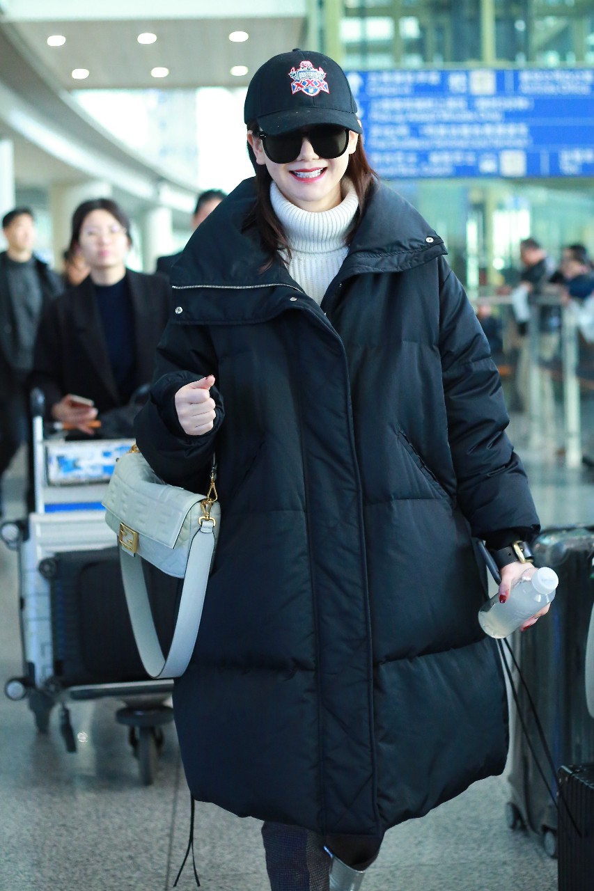 戚薇穿黑色羽绒服内搭白色高领毛衣现身机场 人气剧星最闪耀